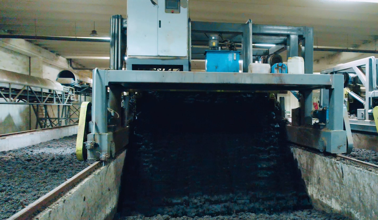 有機肥翻堆機促進發酵的方法